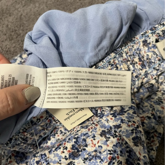 NWT Abercrombie & Fitch Blue Flowered Linen Shorts. Fully lined. Size Small. - Picture 13 of 13
